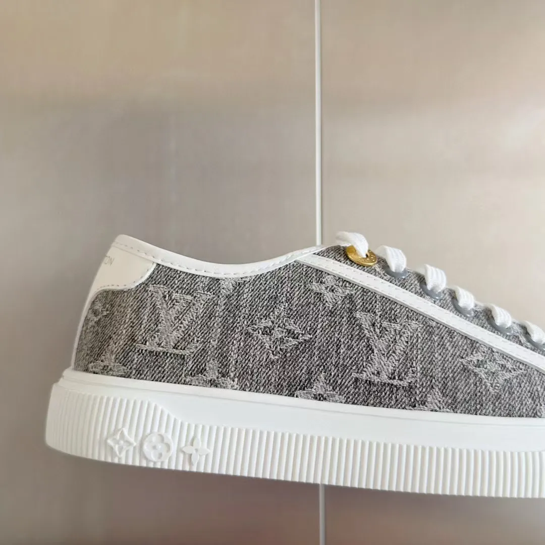 👟👟Ex-factory price 420👟👟 LV Louis Vuitton L Home Donkey Brand’s latest Lagoon series Thick-soled denim denim Embossed Presbyopia Thick-soled Casual sneakers Skateboard shoes Original purchase and development Production This Lagoon sneaker is made of Monogram denim, injecting a retro flavor into the classic design. The Louis Vuitton logo pops out from the leather trim, and the inscribed eyelets, trim and laces highlight the exquisite details. The rubber outsole embellished with Monogram flowers completes the whole. Exquisitely packaged at the delivery counter🛍📦 ▪️ Fabric: Original imported custom first-layer cowhide ▪️ Lining: Original imported cowhide lining ▪️ Sole: Original open-molded non-slip TPU material ▪️ Bottom thickness: 2.5CM ▪️ Size: Women's size 35-40 (41, 42 can be customized)